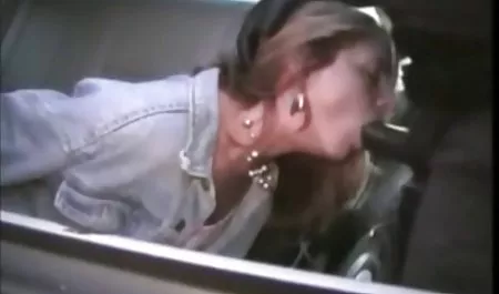 Rambut coklat video blue bokep gadis memberikan Blowjob di mobil