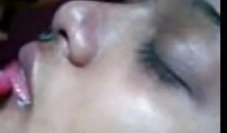 Sepong nenek-Nenek video semi bokep di topeng, oral, bermain di stoking jala