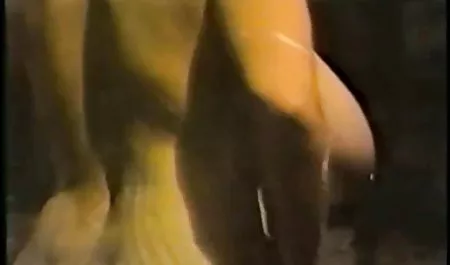 Izinkan saya untuk memakai celana ketat sebelum saya memberikan masturbasi film bokap Joi